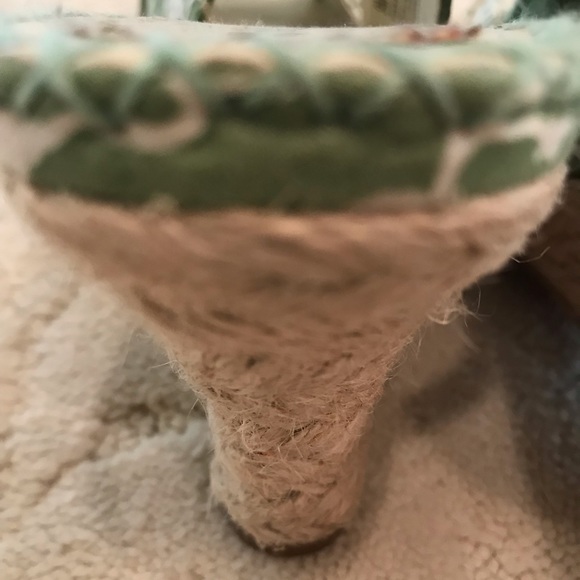Naturalizer Green and cream espadrilles. - Picture 5 of 5